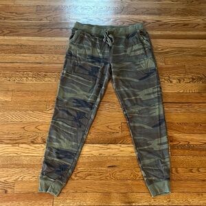 GREEN CAMO Z SUPPLY JOGGERS LIGHTLY WORN SIZE LARGE